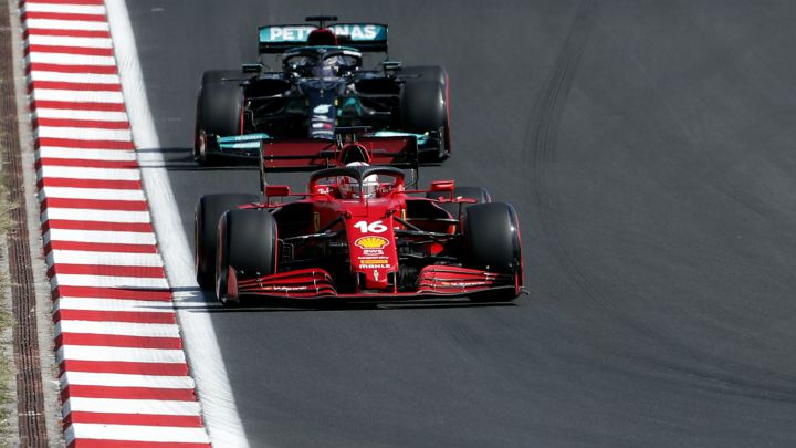 Charles Leclerc (Ferrari SF21) y Lewis Hamilton (Mercedes W12). Estambul, Turquía. F1 2021.