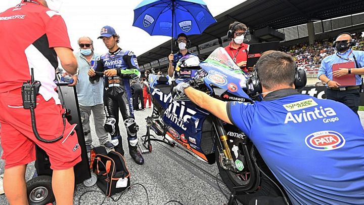 Los mecánicos de Ducati y Avintia trabajando en la moto de Bastianini