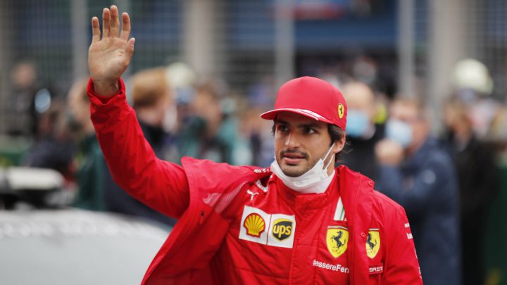 Carlos Sainz firmó por Ferrari en pijama y recién levantado