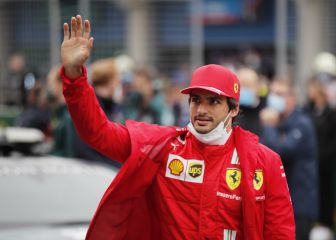 Carlos Sainz firmó por Ferrari en pijama y recién levantado