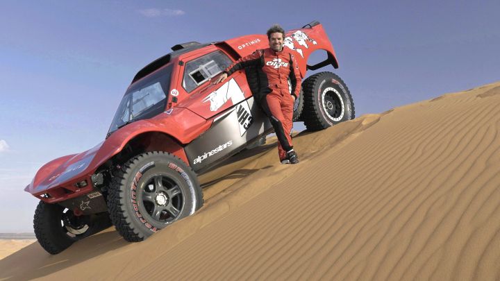 Carlos Checa junto a su buggy del Dakar.