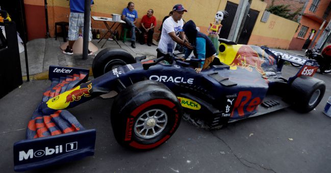 Un vecino de Ciudad de México ha contruido un Fórmula 1 de cartón.
