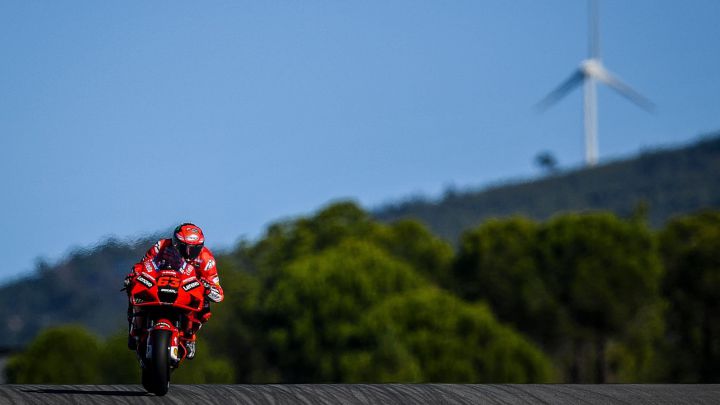 Quinta pole consecutiva de Bagnaia, con Mir tercero