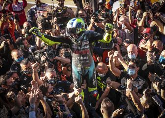Celebración en el box de Rossi como si hubiera ganado el título