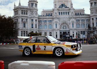 Carlos Sainz toma el centro de Madrid al volante de sus coches más míticos