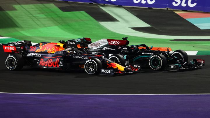 Max Verstappen (Red Bull RB16B) y Lewis Hamilton (Mercedes W12). Yeda, Arabia Saudí. F1 2021.