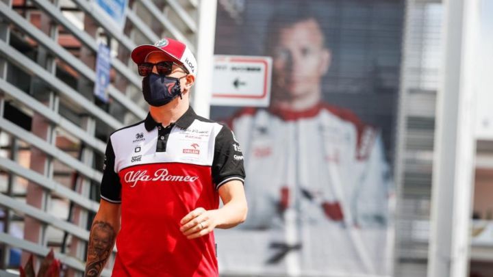 Raikkonen se pasea por el paddock del Autódromo Hermanos Rodríguez