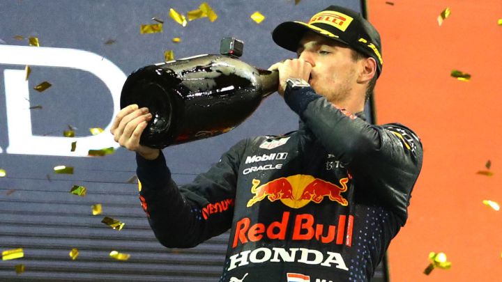 Verstappen en el podio de Yas Marina donde se proclamó campeón