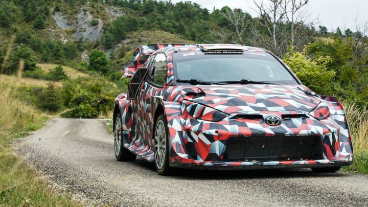 Por fin prueba Ogier el nuevo Toyota híbrido