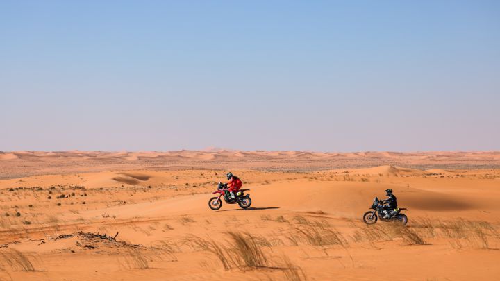 Brabec, con la Honda, y Short, con la Yamaha en el Dakar 2022.