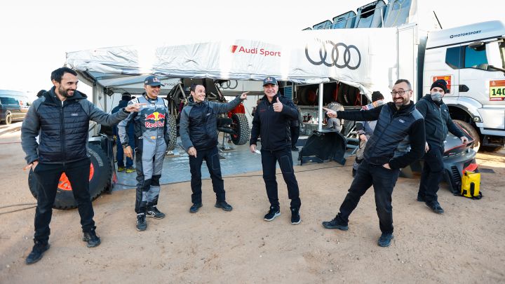 Joan Navarro, Lucas Cruz, Daniel Gratacós, Carlos Sainz y Arnau Niubó en la carpa de Audi en el Dakar.