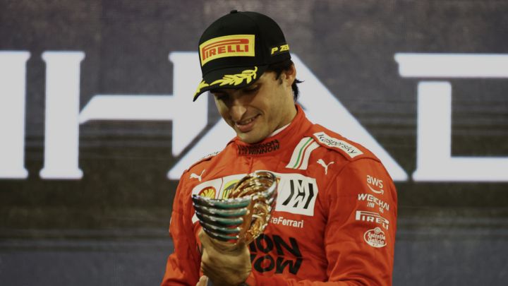 Carlos Sainz en el podio de Abu Dhabi con el trofeo que acredita al tercer clasificado