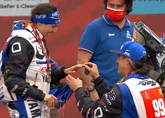 La pedida de mano que se llevó las miradas en el podio del Rally Dakar