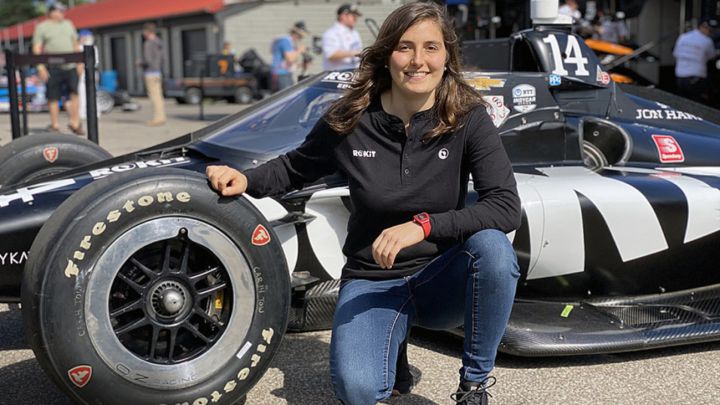 Tatiana Calderón posa con el monoplaza de la IndyCar que pilotará en 2022