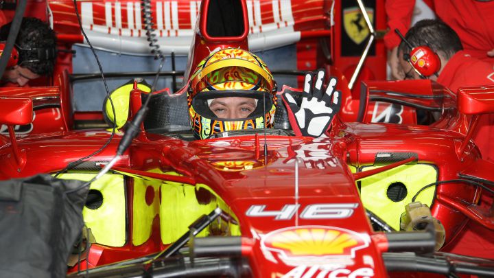 Rossi subido al Ferrari de F1 durante un test con el equipo italiano