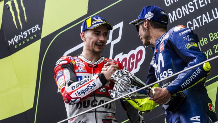 Lorenzo se saluda con Rossi en el podio del GP de Cataluña en 2019