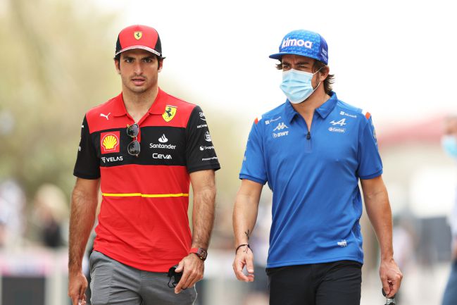 Carlos Sainz (Ferrari) y Fernando Alonso (Alpine). Sakhir, Bahréin. F1 2022.
