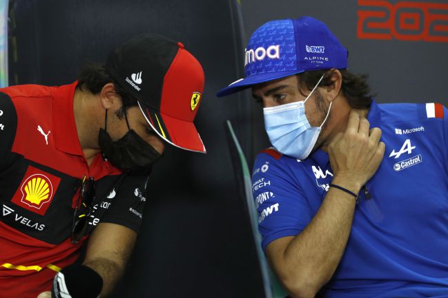 Carlos Sainz (Ferrari) y Fernando Alonso (Alpine). Sakhir, Bahréin. F1 2022.