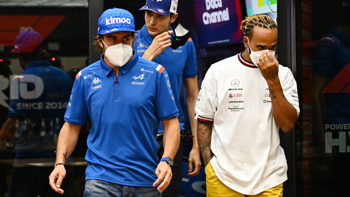 Fernando Alonso, Esteban Ocon y Lewis Hamilton, ayer en Yeda. Arabia Saudí, F1 2022.