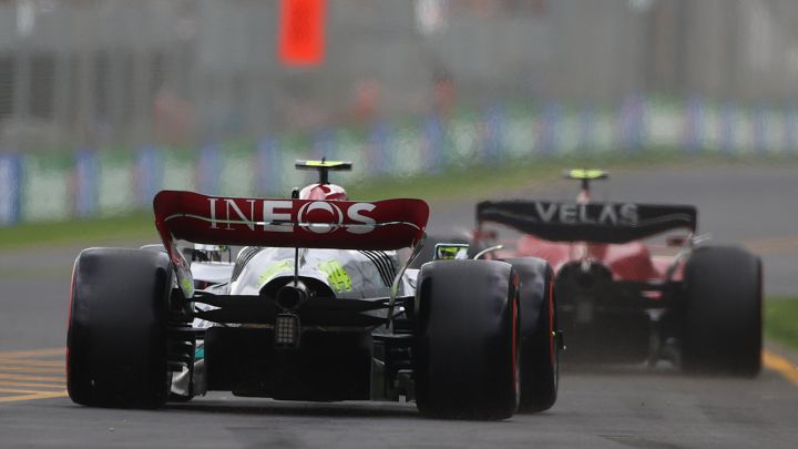 Hamilton persigue a Sainz en el GP de Australia de 2022