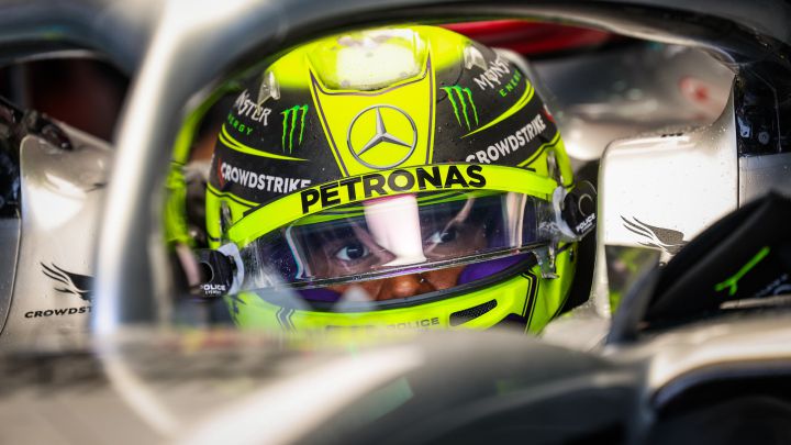 Lewis Hamilton, en el Mercedes en Ímola.