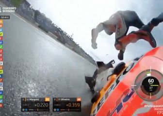 La caída de Marc Márquez en el asfalto mojado de Portugal
