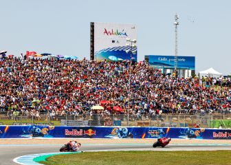 Márquez regaló sus guantes entre los 58.132 espectadores