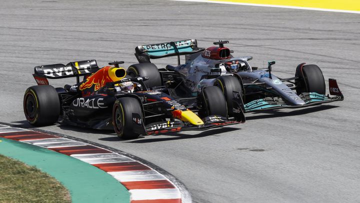 Max Verstappen (Red Bull RB18) y George Russell (Mercedes W13). Barcelona, España. F1 2022.