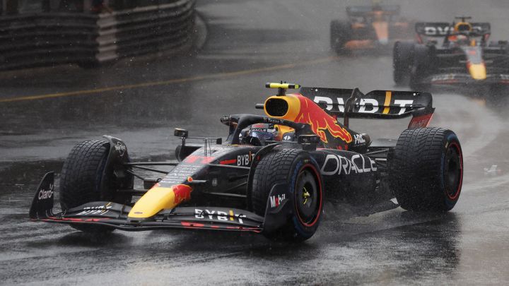 El diluvio arrastra a Leclerc y Checo gana delante de Sainz