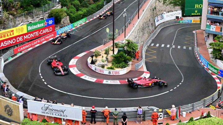 Leclerc y Sainz, al frente de la carrera en Mónaco.
