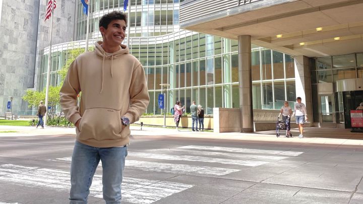 Márquez, frente a la clínica de Minnesota donde lo operaron.