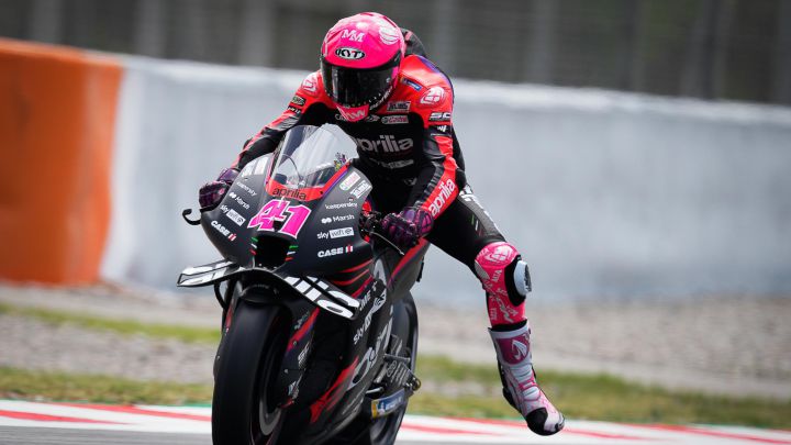 Aleix Espargaró, con la Aprilia en Montmeló.