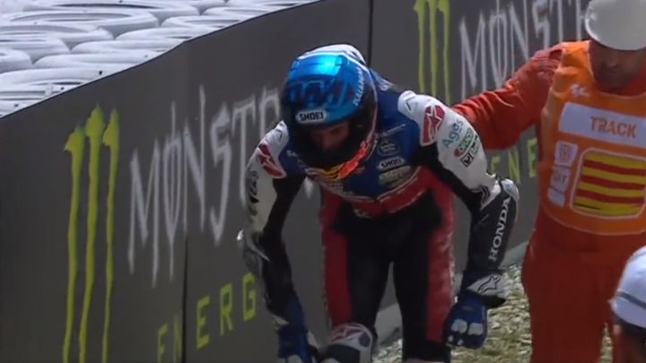 Álex Márquez, tras su caída.