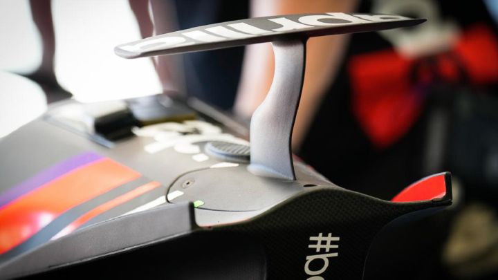 Aleix prueba un alerón trasero en la Aprilia durante los test