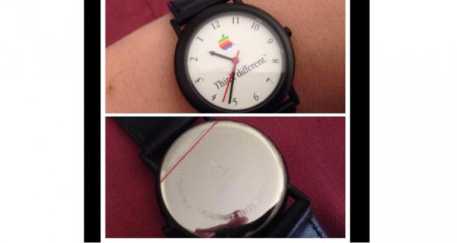 El prototipo del reloj inteligente de Apple con el slogan 'Think different' (piensa diferente) que empleó la compañía en 1984 para el lanzaiento de su Macintosh.