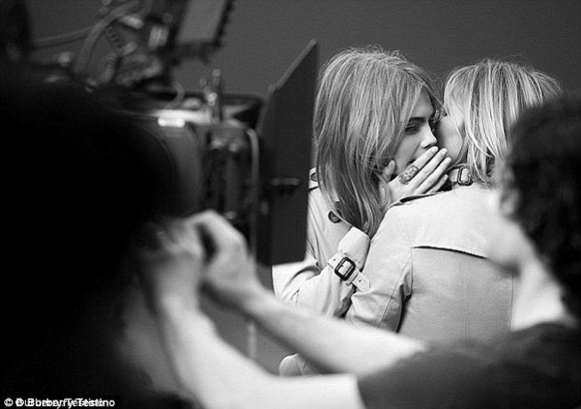 Cara Delevinge y Kate Moss en algunas de las fotos pertenecientes a la sesión de la campaña del nuevo perfume 'My Burberry'. Fotos: Mario Testino. Fuente: Dailymail.co.uk