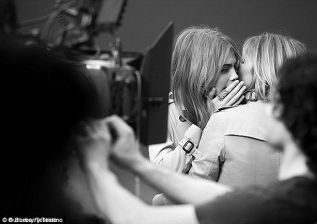 Cara Delevinge y Kate Moss en algunas de las fotos pertenecientes a la sesión de la campaña del nuevo perfume 'My Burberry'. Fotos: Mario Testino. Fuente: Dailymail.co.uk