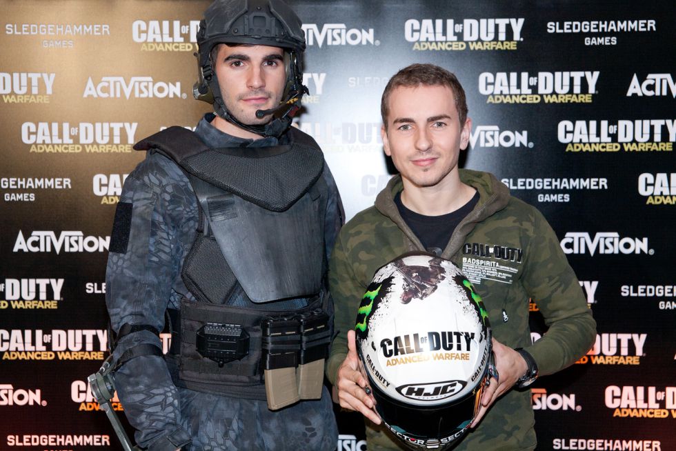Jorge Lorenzo presenta su casco Call of Duty Advanced Warfare