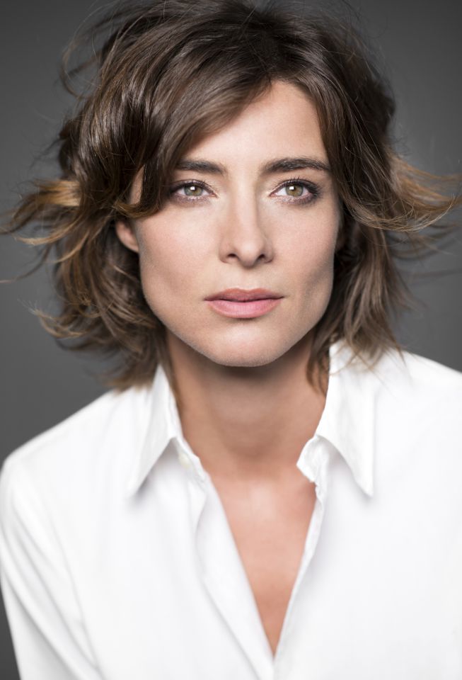 Sandra Barneda es periodista y escritora. Debutó en TV en el 97, como presentadora del Canal Teledeporte. Actualmente colabora en Hable con Ellas y Un Tiempo Nuevo, en Telecinco.