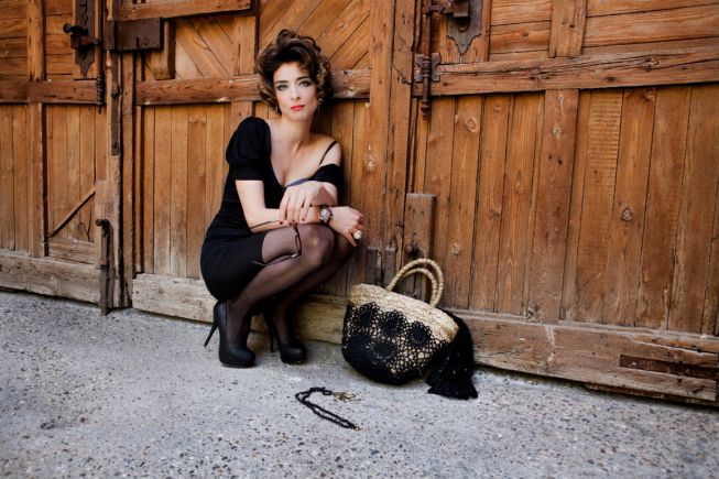 Sandra Barneda es periodista y escritora. Debutó en TV en el 97, como presentadora del Canal Teledeporte. Actualmente colabora en Hable con Ellas y Un Tiempo Nuevo, en Telecinco.