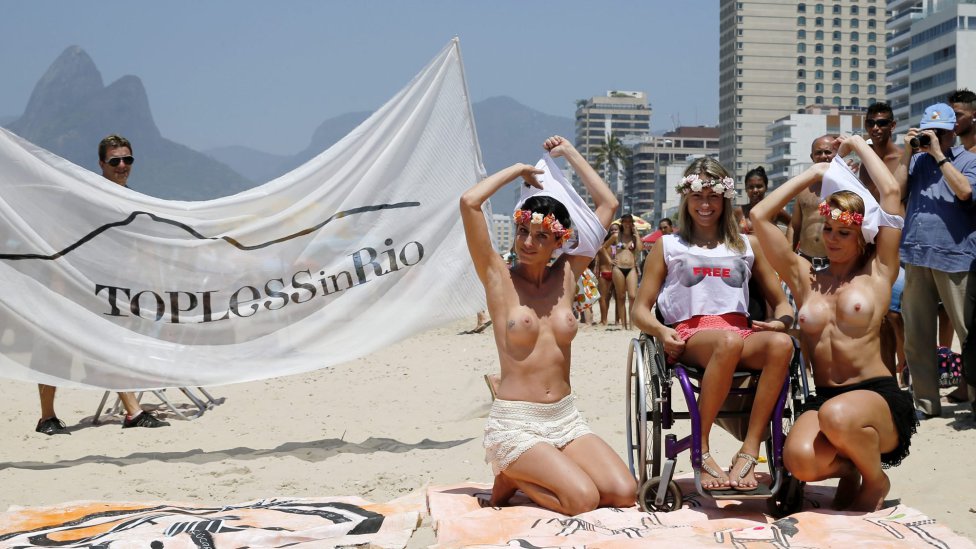 Protesta en topless en la playa de Ipanema