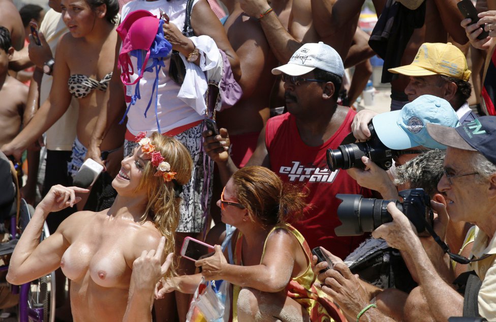 Protesta en topless en la playa de Ipanema