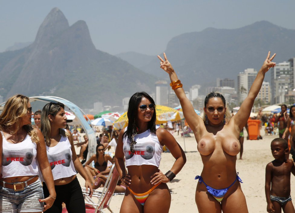 Protesta en topless en la playa de Ipanema