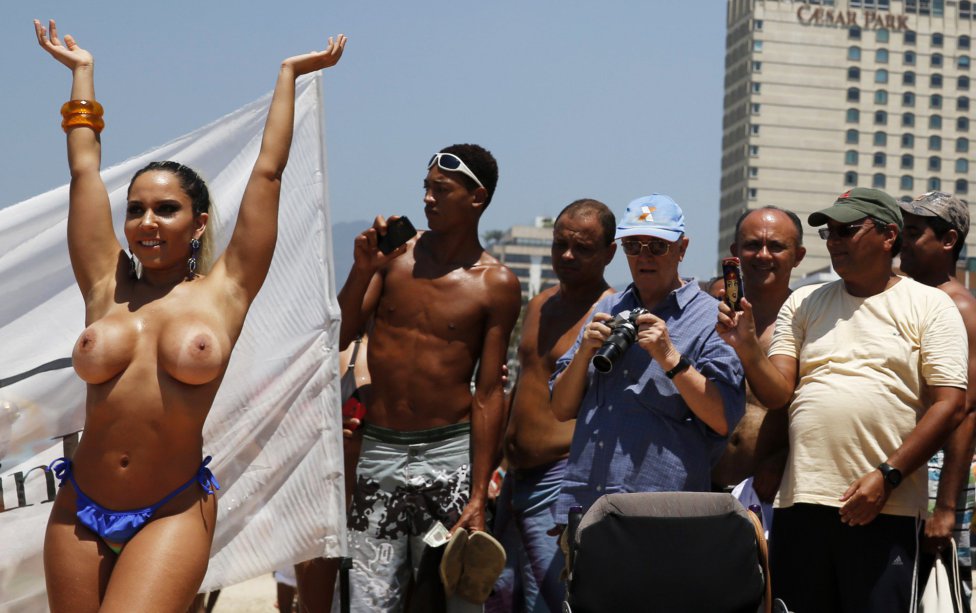 Protesta en topless en la playa de Ipanema