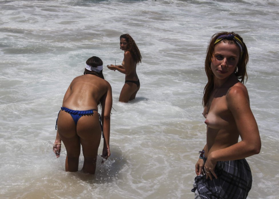 Protesta en topless en la playa de Ipanema