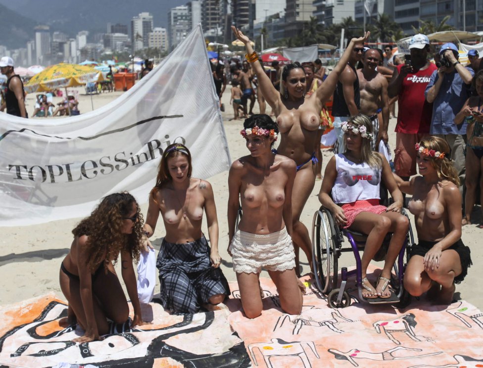 Protesta en topless en la playa de Ipanema