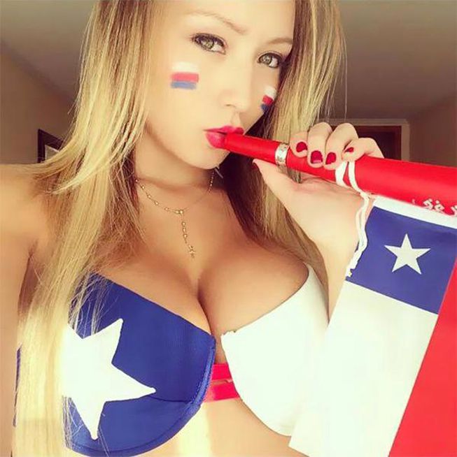 No puede faltar la vuvuzela para animar la grada.