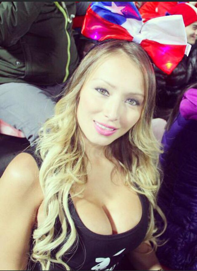 Animadora sensacional en la grada.