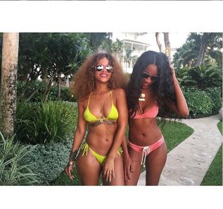 Rihanna se divierte estos días en su Barbados natal. En esta imagen luce un bonito bikini amarillo, en compañía de una amiga.