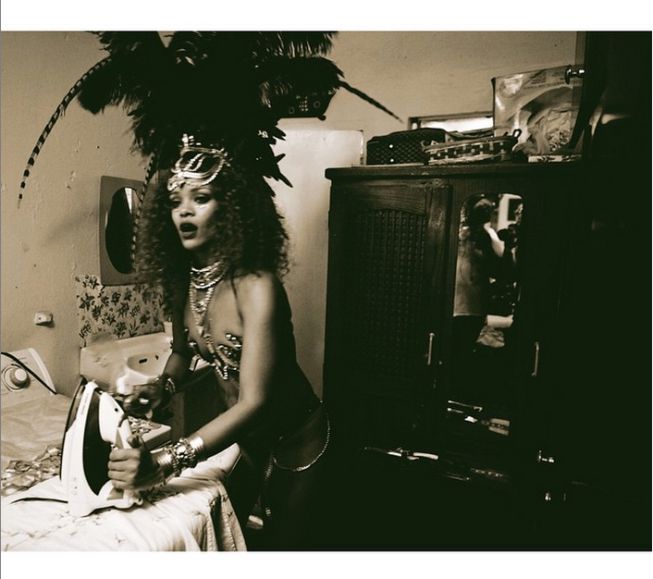 Una bonita foto de la Sexy Rihanna ultimando su disfraz momentos antes de salir a disfrutar del carnaval en las calles de Barbados